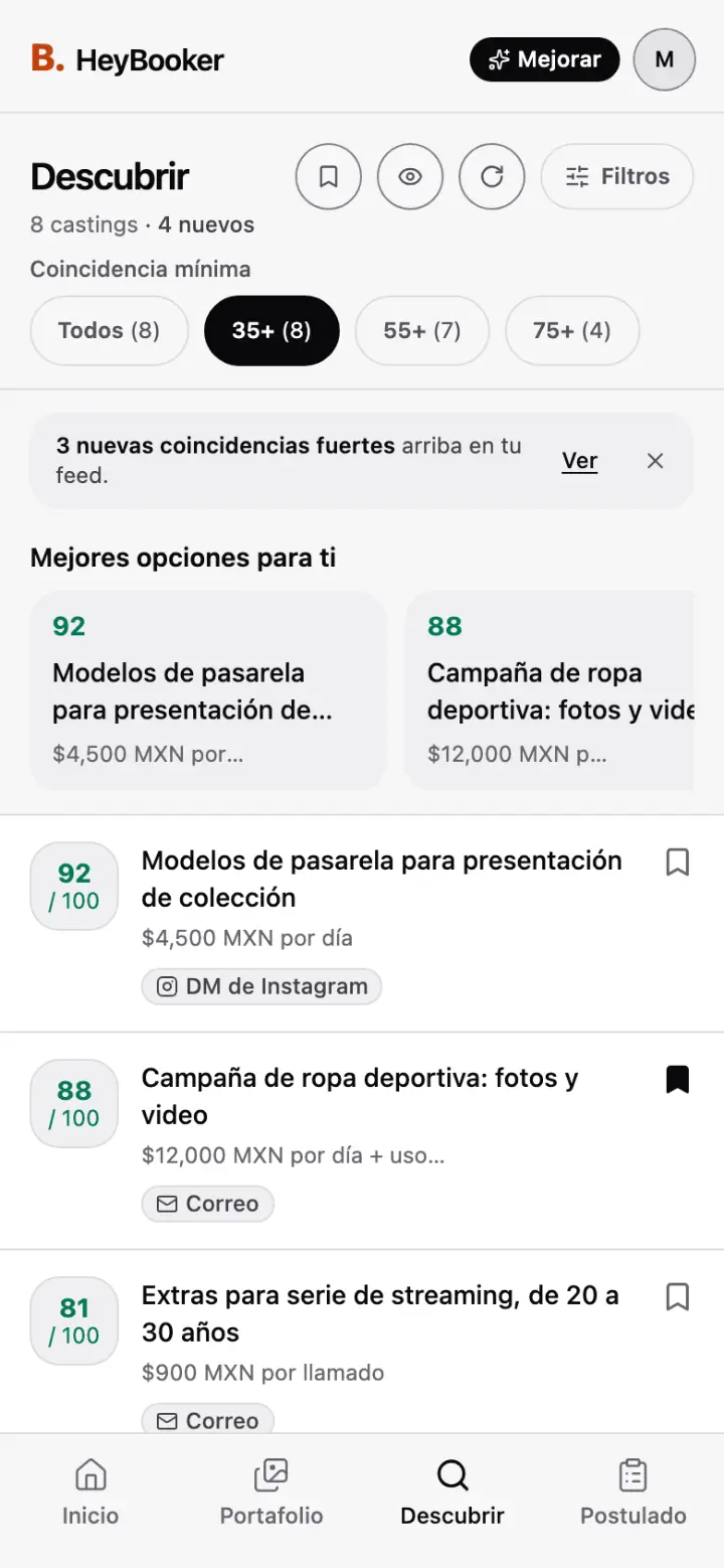 El feed Descubrir de la app HeyBooker: ocho castings ordenados por compatibilidad, con uno de pasarela en 92 de 100 y una campaña de ropa deportiva en 88, cada uno con pago, ciudad y cómo solicitar.